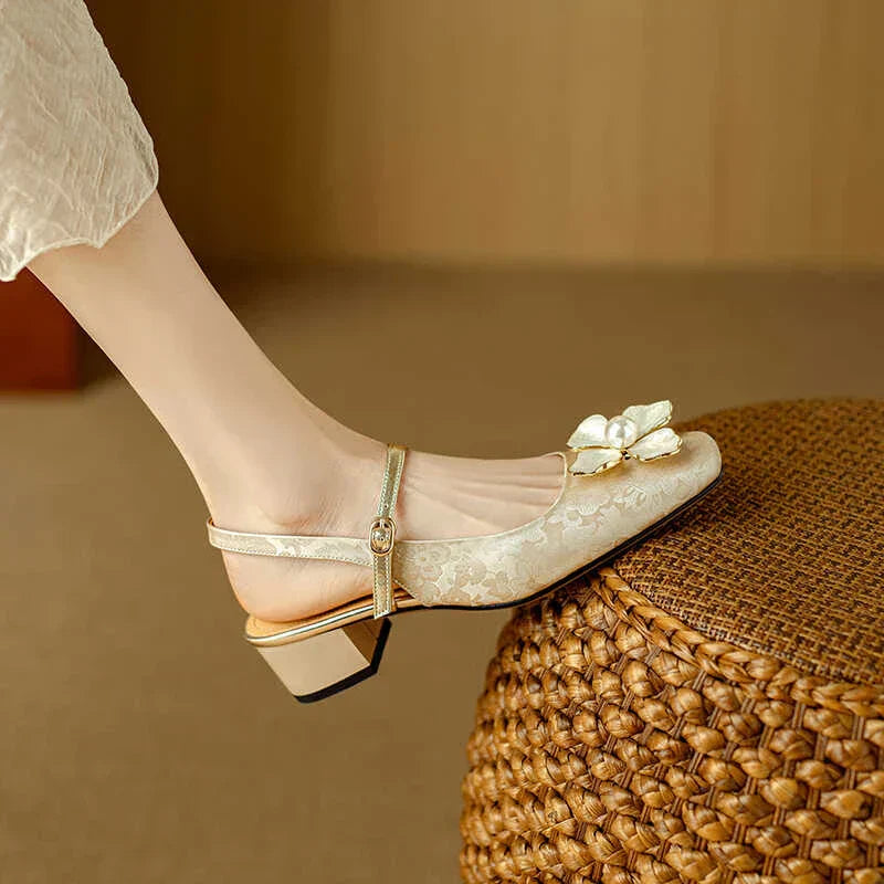 Gyllinúnubrúðaðir hælaskór með slingback-stíl hugmynd