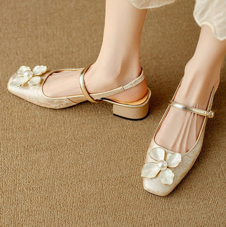 Gyllinúnubrúðaðir hælaskór með slingback-stíl hugmynd