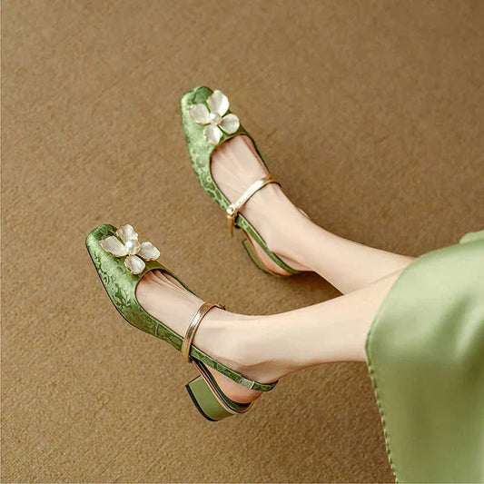 Gyllinúnubrúðaðir hælaskór með slingback-stíl hugmynd