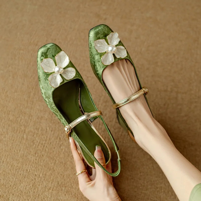 Gyllinúnubrúðaðir hælaskór með slingback-stíl hugmynd
