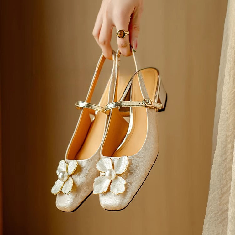 Gyllinúnubrúðaðir hælaskór með slingback-stíl hugmynd