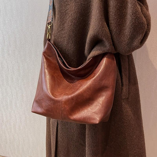 Clara - Elegant axlabakki með mikla rúmtak